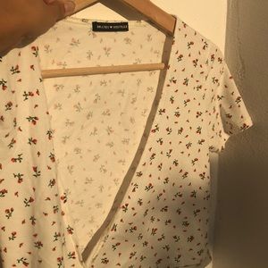 brandy melville wrap top🌷